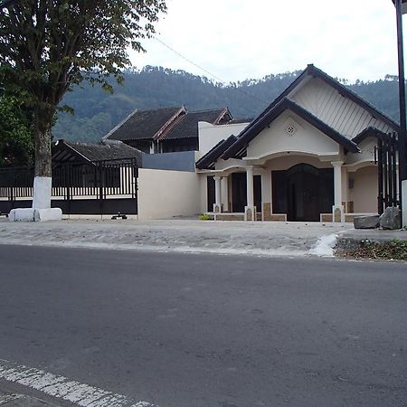 Shakila Guest House Malang Exterior photo
