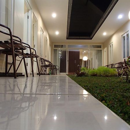 Shakila Guest House Malang Exterior photo