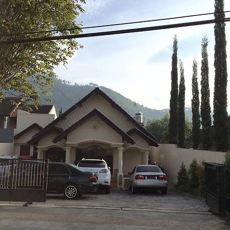 Shakila Guest House Malang Exterior photo